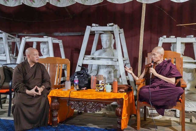 Đại đức Thích Quảng Lâm trao đổi với ngài Sayadaw Dr. Ashin Ottamathara, hướng đến việc thành lập Quỹ bảo trợ cho trẻ em mồ côi sau động đất tại Myanmar