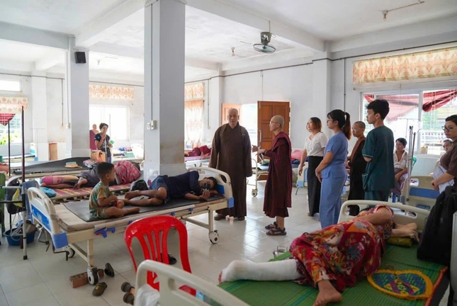 Đoàn đến bệnh viện thăm, chia sẻ đến người dân bị ảnh hưởng nặng nề bởi động đất vừa qua