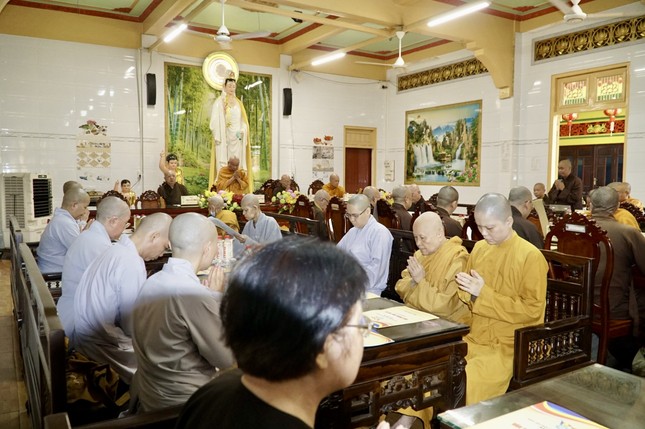 Chư tôn đức Tăng Ni cùng thảo luận và đưa ra các ý kiến đóng góp Chư tôn đức Tăng Ni cùng thảo luận và đưa ra các ý kiến đóng góp