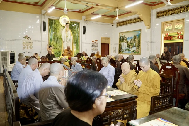 Chư tôn đức Tăng Ni cùng thảo luận và đưa ra các ý kiến đóng góp Chư tôn đức Tăng Ni cùng thảo luận và đưa ra các ý kiến đóng góp