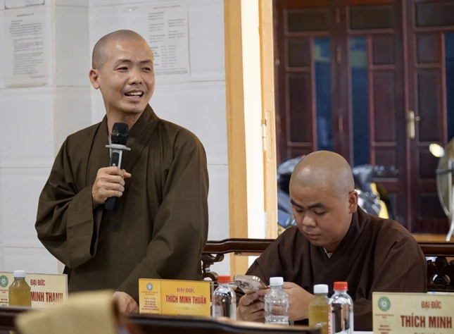 Đại đức Thích Minh Thạnh, Chánh Thư ký Ban Trị sự GHPGVN quận báo cáo kế hoạch tổ chức chương trình diễu hành xe hoa Kính mừng Đại lễ Phật đản Đại đức Thích Minh Thạnh, Chánh Thư ký Ban Trị sự GHPGVN quận báo cáo kế hoạch tổ chức chương trình diễu hành xe hoa Kính mừng Đại lễ Phật đản