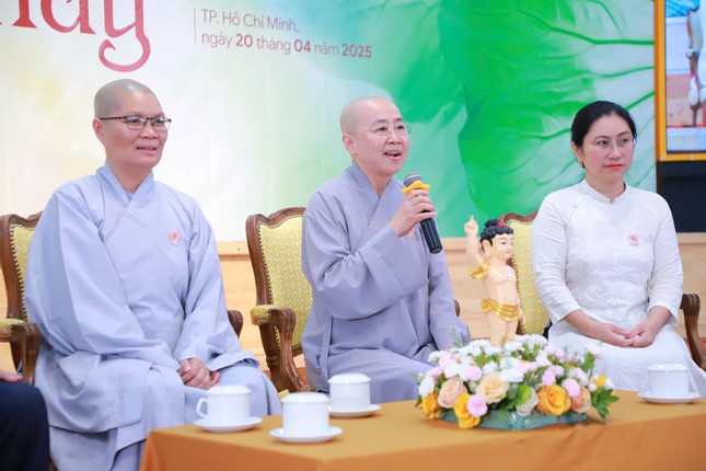 Ni sư Thích nữ Huệ Dâng đối thoại, chia sẻ đến thế hệ trẻ