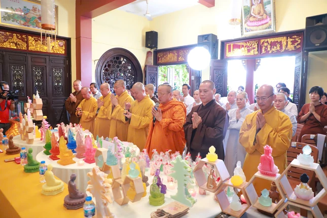 Chư tôn đức tiếp nhận, cử hành nghi thức sái tịnh các tôn tượng sẽ được cúng dường tại Đại lễ Vesak 2025