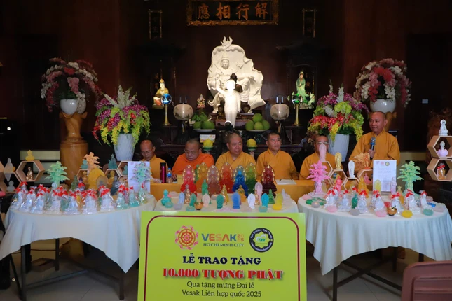 Lễ tiếp nhận 10.000 tượng Phật diễn ra tại chùa Pháp Hoa, chiều 20-4