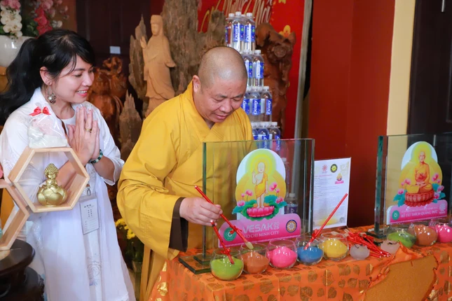 Chư tôn đức thực nghiệm làm tranh cát hình ảnh Bồ-tát Thích Quảng Đức