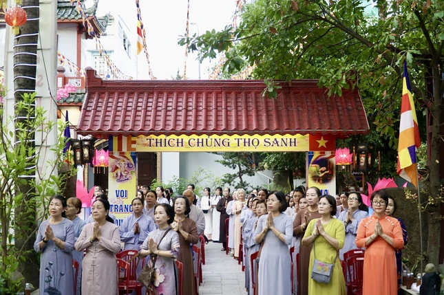 Một lòng chí thành hướng về Đức Thế Tôn