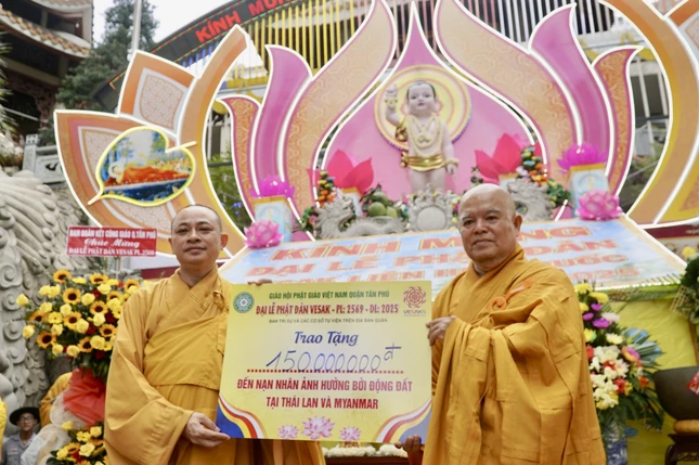 Phật giáo Q.Tân Phú trao tặng 150 triệu đồng đến nạn nhân ảnh hưởng bởi động đất tại Thái Lan và Myanmar