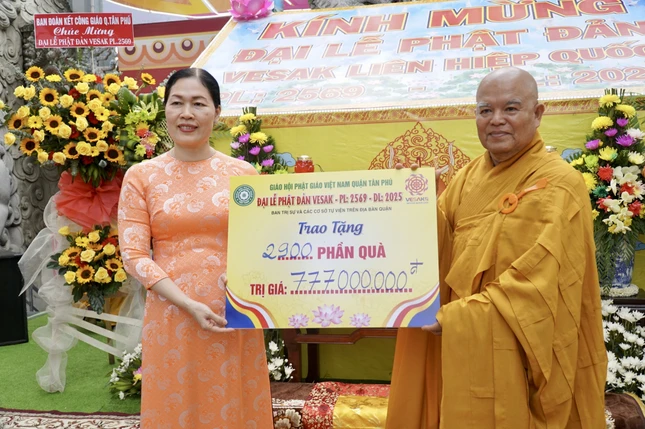 Ban Trị sự GHPGVN Q.Tân Phú trao tặng 2.900 phần quà đến bà con có hoàn cảnh khó khăn trên địa bàn quận nhân mùa Phật đản năm 2025