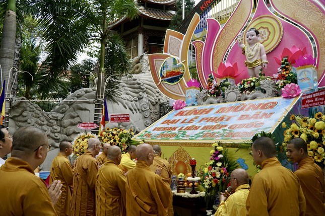 Chư tôn đức cử hành khóa lễ tụng kinh mừng Khánh đản Chư tôn đức cử hành khóa lễ tụng kinh mừng Khánh đản