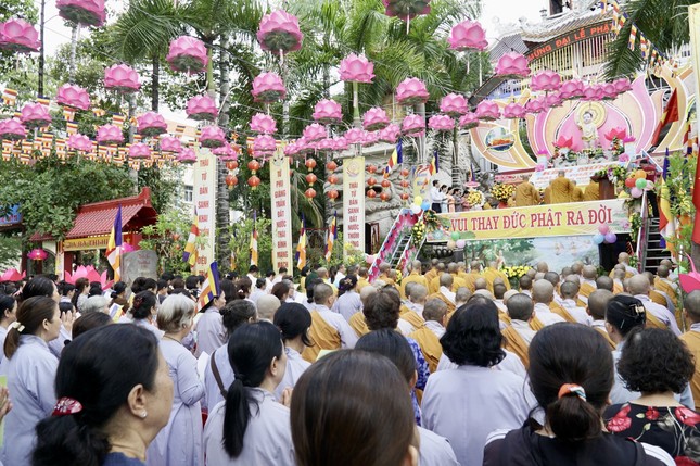 Đông đảo Tăng Ni, Phật tử vân tập về chùa Pháp Vân tham dự Đại lễ Phật đản Phật đản Phật lịch 2569 Đông đảo Tăng Ni, Phật tử vân tập về chùa Pháp Vân tham dự Đại lễ Phật đản Phật đản Phật lịch 2569