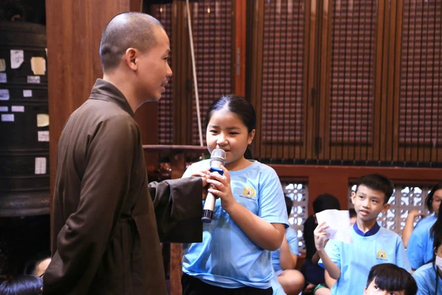 Theo Đại đức Thích Minh Thạnh, trụ trì chùa - nghi thức Tắm Phật không chỉ tái hiện khoảnh khắc Đức Phật đản sinh mà còn là dịp để các em hướng đến điều thiện lành