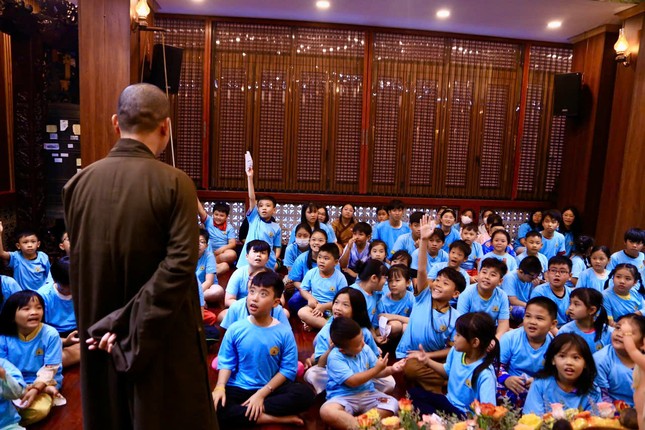 Các em được Thầy trụ trì hướng dẫn tìm hiểu, chia sẻ và ôn lại lịch sử cuộc đời Đức Phật Các em được Thầy trụ trì hướng dẫn tìm hiểu, chia sẻ và ôn lại lịch sử cuộc đời Đức Phật