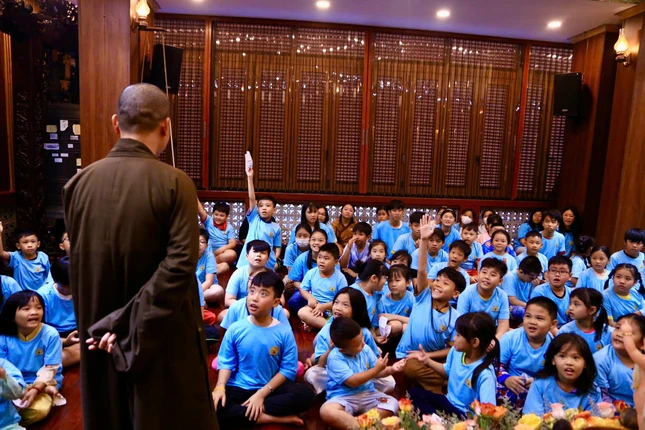 Các em được Thầy trụ trì hướng dẫn tìm hiểu, chia sẻ và ôn lại lịch sử cuộc đời Đức Phật