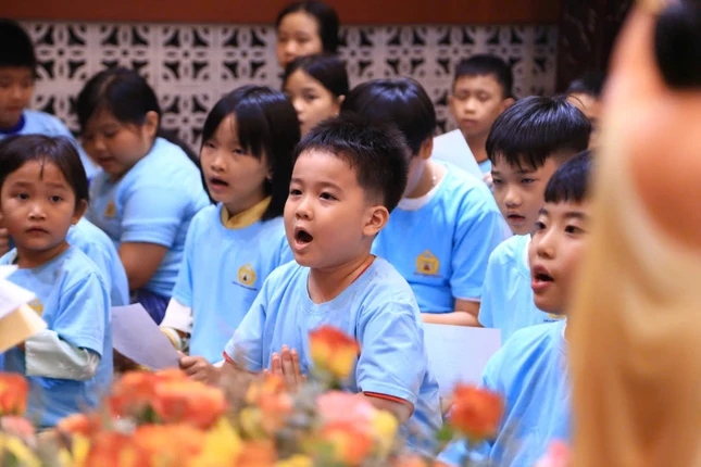 Em tụng kinh mừng Khánh đản