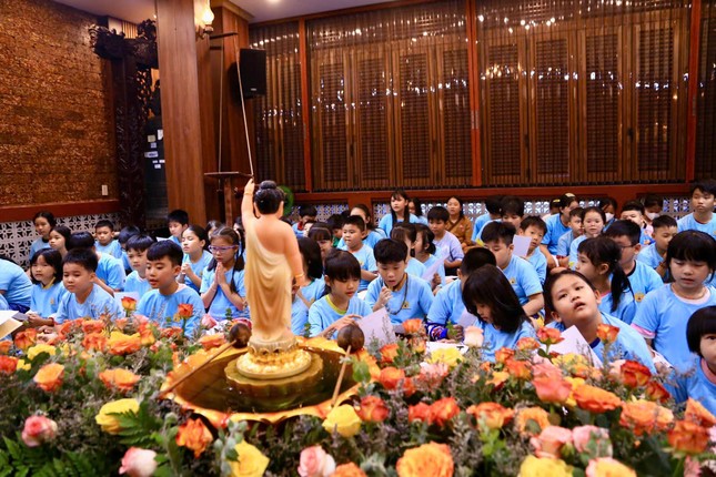 Hình ảnh Đức Phật sơ sanh gần gũi với em thơ Hình ảnh Đức Phật sơ sanh gần gũi với em thơ