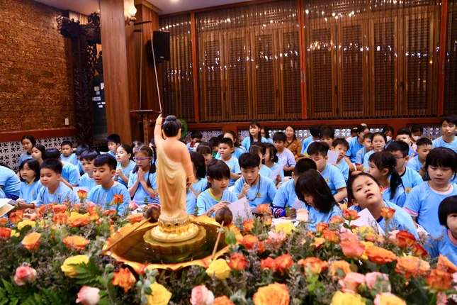 Hình ảnh Đức Phật sơ sanh gần gũi với em thơ