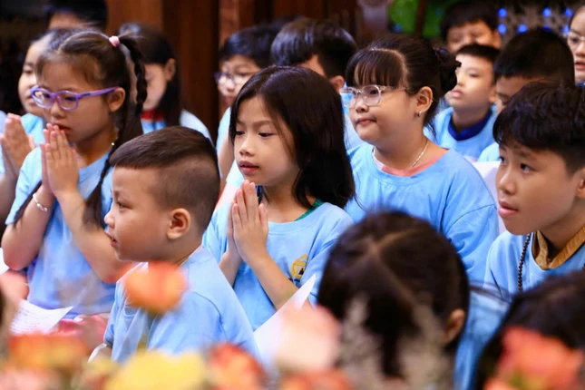 Em hướng về Đức Phật