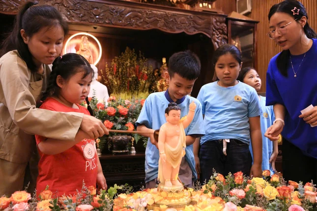 Giữa không gian thanh tịnh, các em thực hành nghi thức Tắm Phật, học theo hạnh lành của Đức Thế Tôn