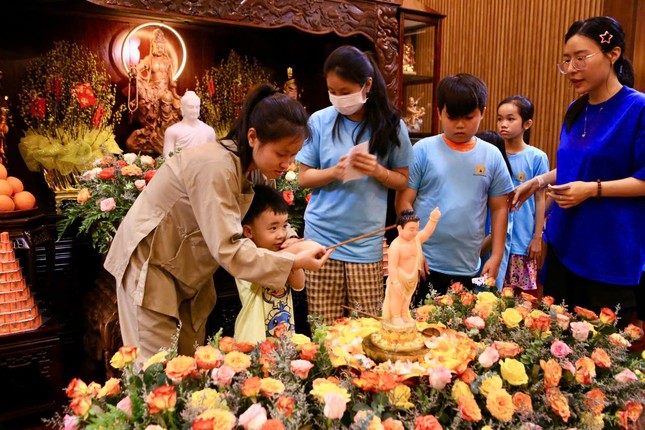 Em thơ hào hứng khi lần đầu được Tắm Phật Em thơ hào hứng khi lần đầu được Tắm Phật