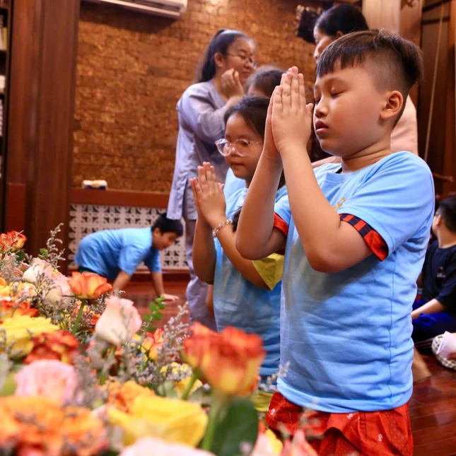 Tắm Phật - không chỉ là một nghi lễ, mà còn là một cách gieo hạt giống thiện lành vào tâm hồn con trẻ