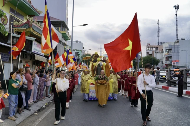 Tôn tượng Đức Phật sơ sinh được rước trang nghiêm trong tiếng kệ trầm hùng, lan tỏa niềm an lạc giữa phố thị