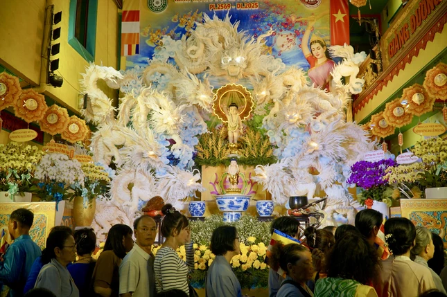 Đông đảo Phật tử thực hiện nghi thức Tắm Phật tại lễ đài chính của Ban Trị sự GHPGVN Q.6