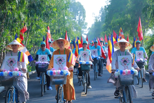 Đoàn diễu hành xuất phát từ chùa Thanh Tâm, đi qua công viên Láng Le, đến Học viện Phật giáo VN tại TP.HCM - Sơ sở 2, H.Bình Chánh