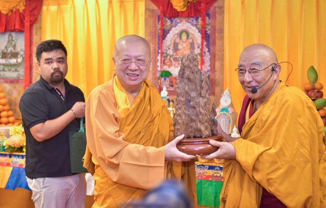 Đại đức Thích Liễu Minh, trụ trì chùa Thảo Đường đón nhận món quà do ngài Thamthog Rinpoche trao tặng