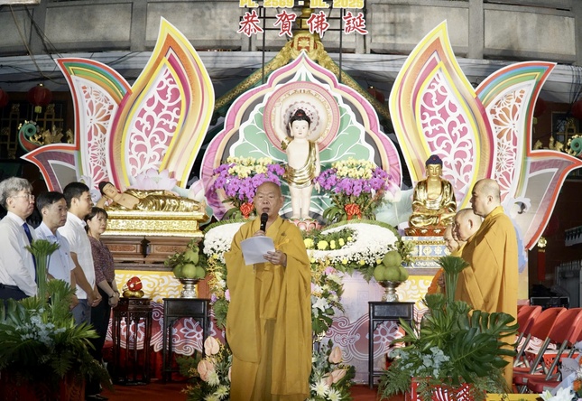 Hòa thượng Thích Huệ Công tuyên đọc Thông điệp Phật đản của Đức Pháp chủ GHPGVN đến toàn thể đại chúng