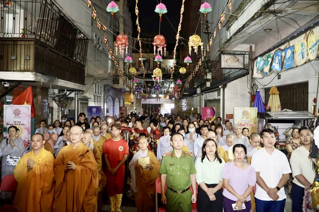 Hơn 200 Phật tử tham dự Đại lễ Phật đản Phật lịch 2569 tại chùa Vạn Phật, Q.5 vào chiều 10-4-Ất Tỵ