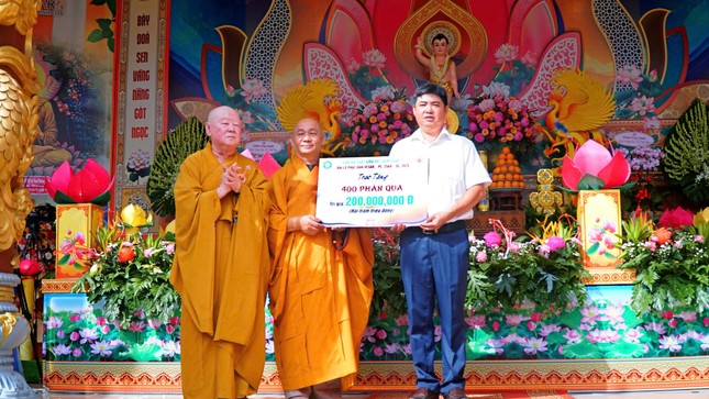 Ban Trị sự GHPGN Q.11 trao tặng 400 phần quà nhân mùa Phật đản