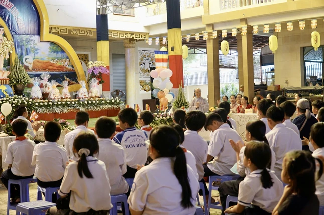 Ni trưởng Thích nữ Như Dung chào đón 500 em học sinh tham gia ngày hội