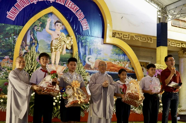 Các em hào hứng với các phần được thưởng