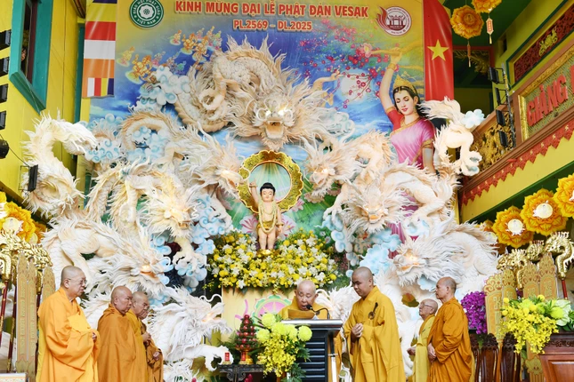 Trưởng lão Hòa thượng Thích Như Tín tuyên đọc Thông điệp Đại lễ Phật đản của Đức Pháp chủ GHPGVN