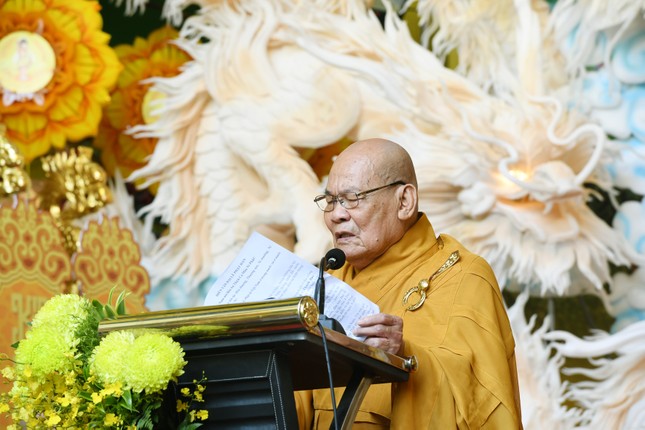 Hòa thượng Thích Thiện Nghĩa tuyên đọc Diễn văn Phật đản của Hòa thượng Chủ tịch Hội đồng Trị sự GHPGVN