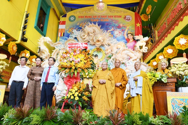 Ban Trị sự GHPGVN Q.6 đón nhận lẵng hoa chúc mừng Đại lễ Phật đản Phật lịch 2569 từ lãnh đạo chính quyền Q.6