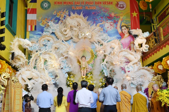 Khóa lễ tụng sám Khánh đản diễn ra trang nghiêm tại lễ đài chính Ban Trị sự GHPGVN Q.6 - chùa Tuyền Lâm