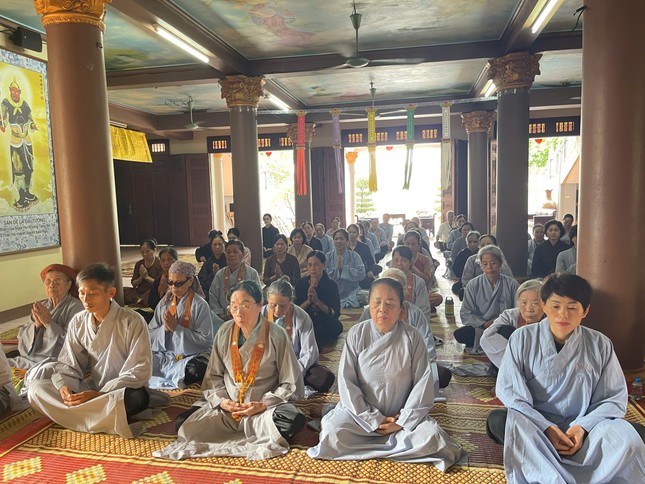 Phật tử trang nghiêm trong giờ tọa thiền - thời khóa trong khóa tu Bát quan trai