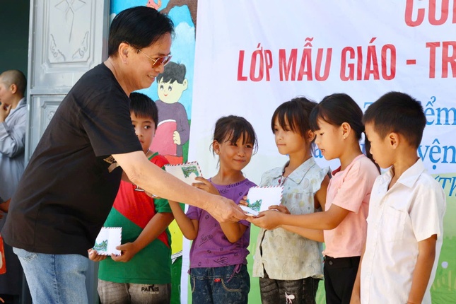 Các em học sinh làng Đút hạnh phúc khi đón nhận những suất học bổng tiếp sức đến trường từ gia đình chị Phật tử Hạnh Hiếu