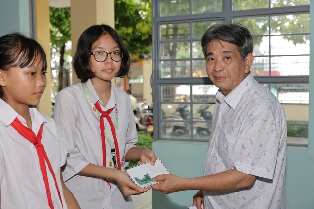 Những suất học bổng tiếp sức được trao tặng đến các em học sinh nỗ lực vươn lên trong học tập