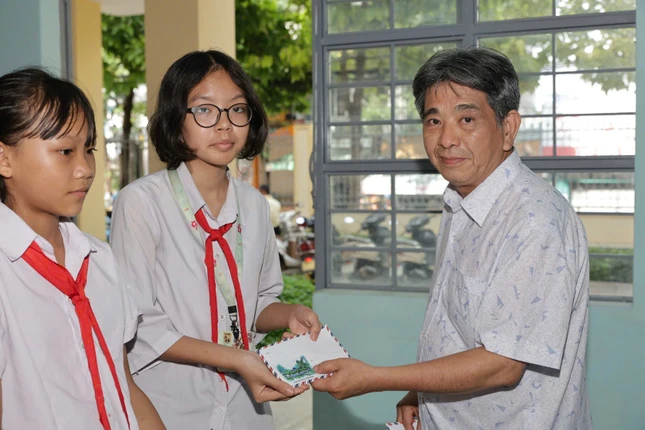 Những suất học bổng tiếp sức được trao tặng đến các em học sinh nỗ lực vươn lên trong học tập