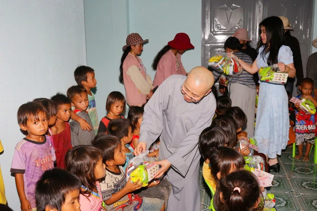 Quà, bánh kẹo, sữa và tiền cho em