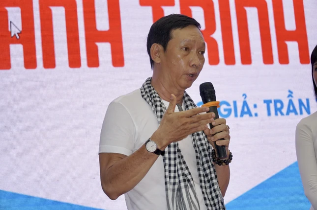 Nhiếp ảnh gia Trần Thế Phong chia sẻ, giao lưu tại khai mạc triển lãm ảnh ngày 6-6 tại đường sách TP.HCM