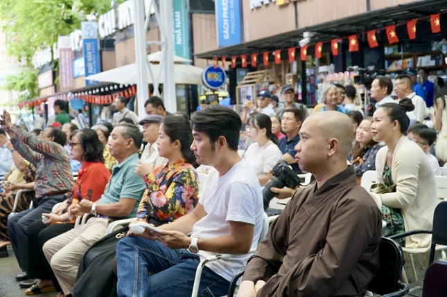 Người quan tâm đến với triển lãm ảnh Hành trình về nguồn của Nhiếp ảnh gia Trần Thế Phong