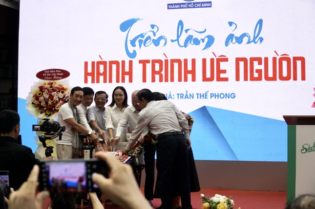 Khai mạc triển lãm ảnh Hành trình về nguồn của nhiếp ảnh gia Trần Thế Phong