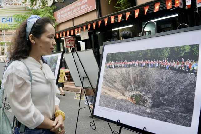 Qua góc nhìn tinh tế của Nhiếp ảnh gia Trần Thế Phong, người xem được dẫn dắt đến những vùng đất anh hùng, nơi từng chứng kiến bao hy sinh, mất mát để đổi lấy nền độc lập, tự do cho Tổ quốc