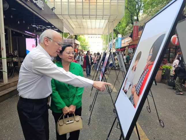 Bà Thân Thị Thư, ông Phan Nguyễn Như Khuê, nguyên Trưởng ban Tuyên giáo Thành ủy TP.HCM xem triển lãm