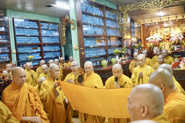 Đại đức Thích Minh Thuận cung an chức sự hạ trường Đại đức Thích Minh Thuận cung an chức sự hạ trường