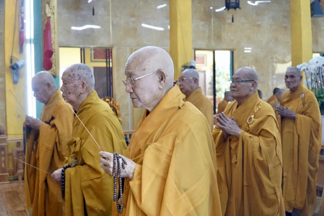 Trưởng lão Hòa thượng Thích Minh Thông và chư tôn đức khai kinh bạch Phật