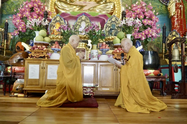 Nhị vị trưởng lão Hòa thượng đối thú an cư